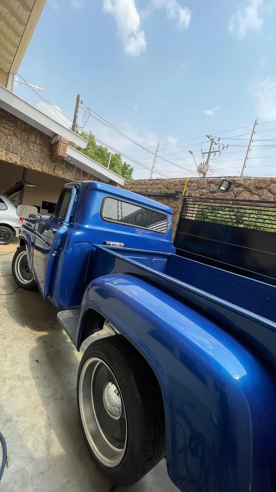 Picape clássica azul com película Titanium