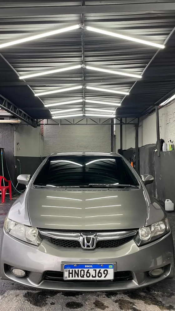 Honda Civic prata sob a iluminação do estúdio