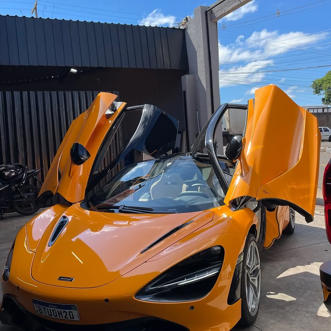 McLaren 720S laranja com as portas abertas