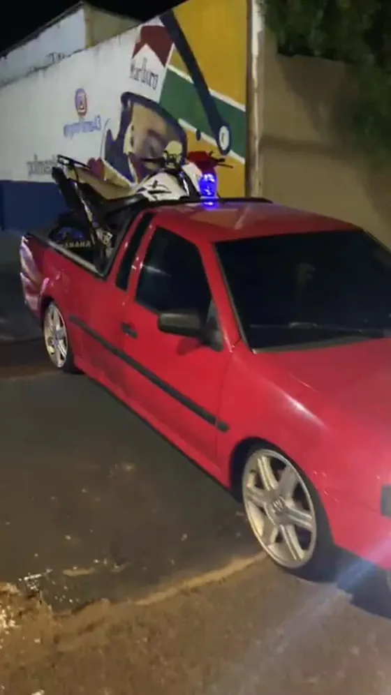 Reel: Saveiro vermelha com moto na caçamba à noite