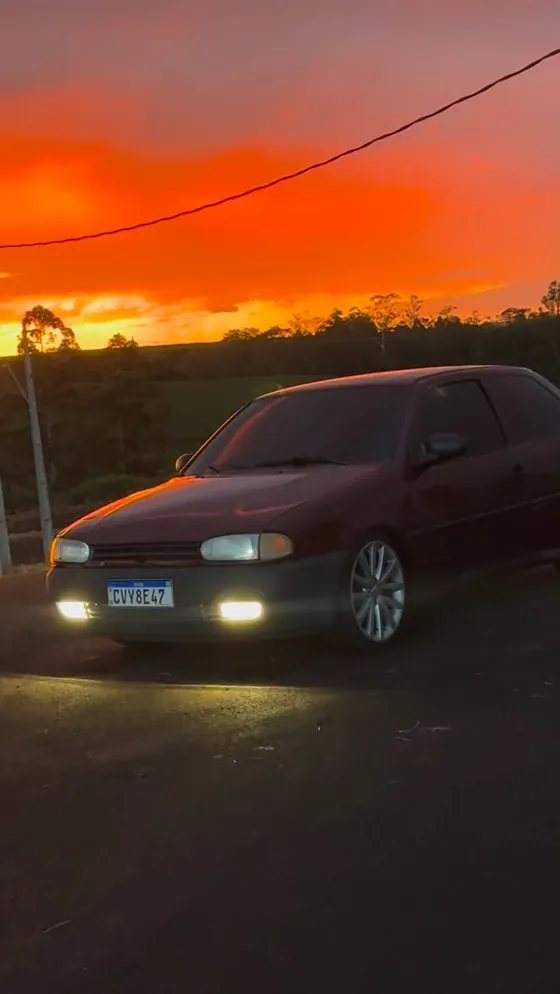 VW Gol rebaixado com faróis acesos ao pôr do sol